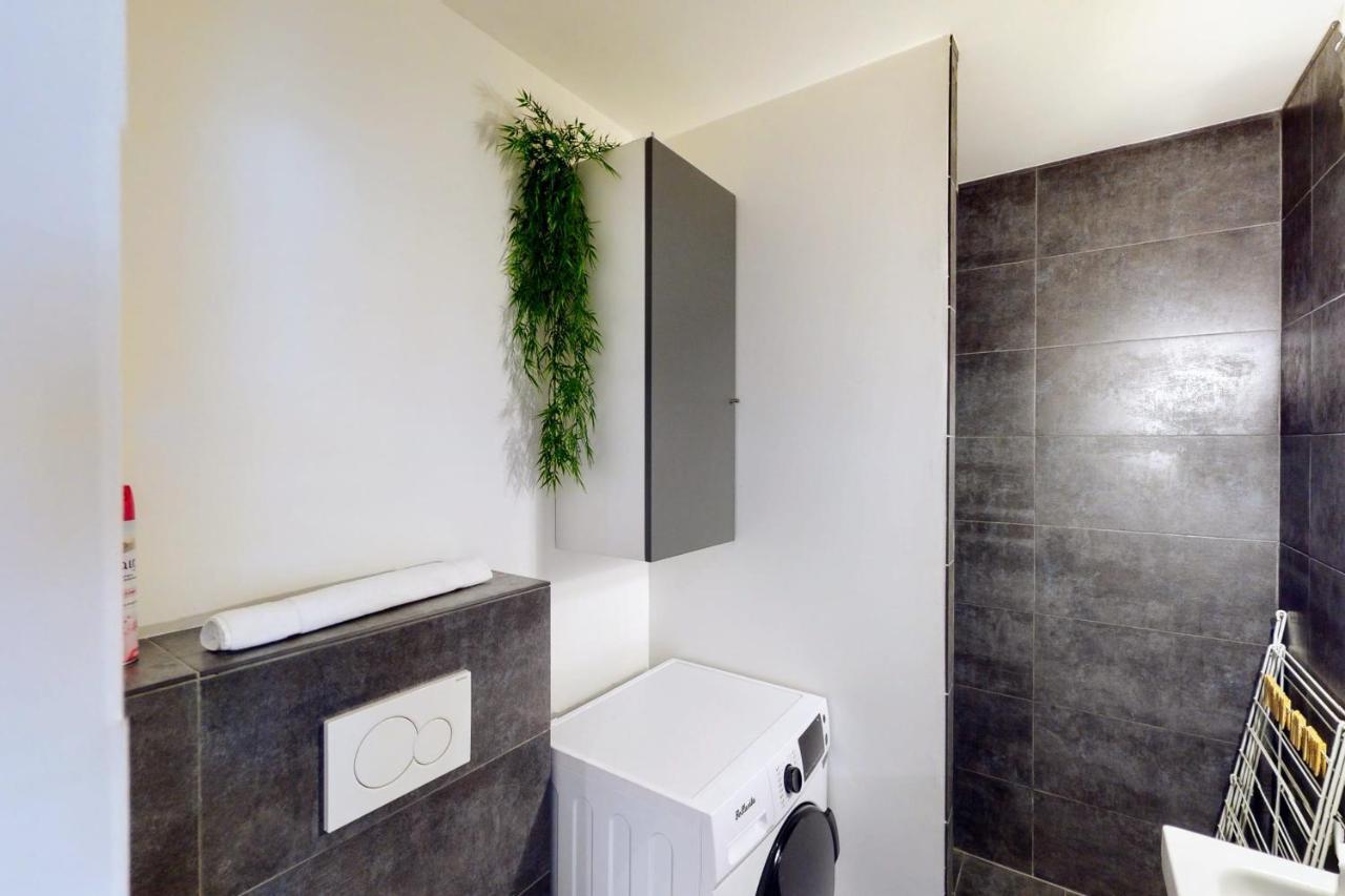 Le Berthollet 9 - Renovated 1 Bedroom 2 Steps - Center *